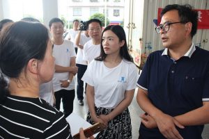 爱视网领导慰问抗洪一线的派遣员工